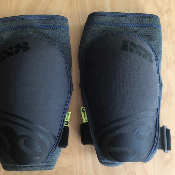 iXS Flow EVO+ biking knee pads - Small - Picture 1 of 2